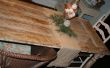 Basura a tesoro: una antigua puerta de madera de la basura se convierte en una mesa de sala comedor