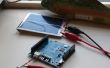 Arduino con alimentación solar en la parte posterior de una tarjeta de juego