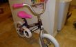 Hacer la bicicleta de un niño en una bicicleta de equilibrio