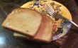 Desayuno de tocino, pan tostado y huevos fácil
