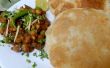 Garbanzos picantes Chole Bhature - Delicious y pan plano frito y soplado