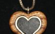 Colgante de corazón de madera con incrustaciones de plata