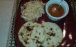 Pupusas con salsa y repollo