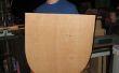 Cómo hacer un escudo de madera contrachapada con un cuero envuelto borde