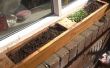 Plantador de la ventana de la vieja plataforma. jardín de hierbas alféizar de la ventana