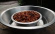 Combinar el tazón de alimento y agua perro para defenderse contra las hormigas. Mantener las hormigas fuera de la comida para perros. 