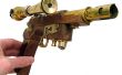 Un almirante dirigible 's mano. Una pistola elegante steampunk. 