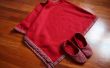 Poncho rojo y zapatillas para el invierno cómodo alrededor de la casa. 