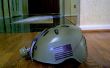 Casco de las fuerzas especiales de una linterna vieja y un viejo casco de la bici&period; 