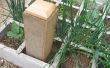 Compost con la derecha de las lombrices de tierra en su jardín del gusano Cafe -