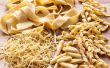 Hacer formas de pastas en casa (por ejemplo, Tagliatelle, Fusilli, Farfalle)
