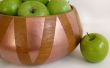 Tazón de fuente de madera geométrica y fruta cobre