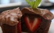Cupcakes de pudín de chocolate con fresa centros (panquecitos de amor)