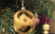 Cubo de madera en una esfera de Navidad adorno de árbol de