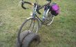 Estante hecho de viejos neumáticos de la bicicleta