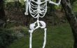 Esqueleto de Halloween hecho de bolsas de plástico. 