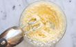 Como crema de mantequilla y el azúcar (a mano o con un mezclador)