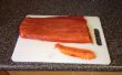 Frío fumado salmones con un soldador