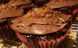 Caramelo relleno gooey chocolate cupcakes con chocolate glaseado y bacon bits
