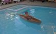 Cómo hacer una canoa de cartón para tus niños en la piscina