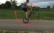 Cómo realizar backwheel múltiples saltos en tu moto de trial