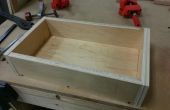 Haciendo una pequeña caja de herramientas de madera construida. 