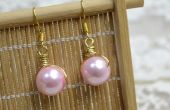 Cómo hacer pendientes de perlas con alambres de oro y perlas rosa