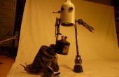 Lámpara robot hecho de chatarra