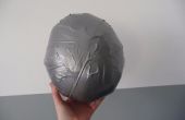 Balón de fútbol cubierta con cinta adhesiva