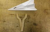 Cómo hacer un tirachinas de avión de papel