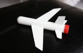 Cómo hacer un adorno de avión usando un tubo de cigarro
