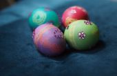 Morir y decorar huevos de Pascua con pegatinas
