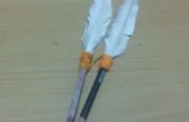 Cómo agregar una pluma falsa a su lápiz/pluma. 