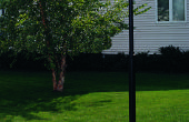 Cómo instalar un poste de luz en su yarda