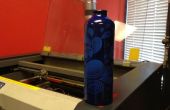Una botella de agua de la aguafuerte del laser