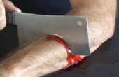 Sangre saliendo a borbotones de cuchillo la herida