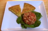 Farinata (pan de garbanzo plano) con tomate y maíz tartar - vegano y libre de Gluten
