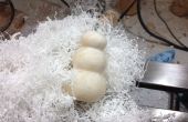 Muñeco de nieve hecho de bolas de algodón y Pegamento