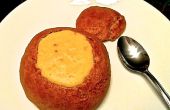 Al horno sopa de patata en un bol entero de pan de trigo