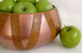 Tazón de fuente de madera geométrica y fruta cobre