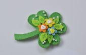Gratis instrucciones en hacer un broche de hoja verde de fieltro con botones y perlas decoradas