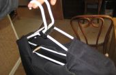 Cómo hacer un colgador de ropa ventilado para un traje de neopreno