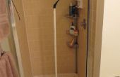 Desatascar un desagüe de la ducha con el PVC y un tubo interno