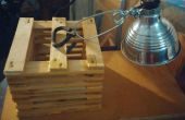 Lámpara de escritorio improvisado de cuñas de madera