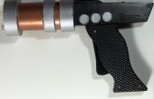 Fijación de una pistola de juguete de steampunk con un pedazo de cartón