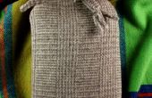 Preciosa botella de agua caliente la tapa de una vieja bufanda de lana
