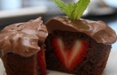 Cupcakes de pudín de chocolate con fresa centros (panquecitos de amor)