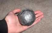 Cómo hacer una pelota de tenis de cinta de conducto pesado (bola del lanzador)