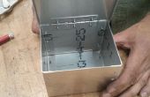 Una caja de metal remachada con tapa