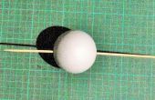Cómo insertar un pincho en una bola de espuma de poliestireno utilizando herramientas de carpintería